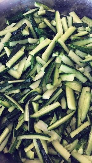 黄瓜脆吃瓜软,脆爽黄瓜与柔软瓜果的完美邂逅